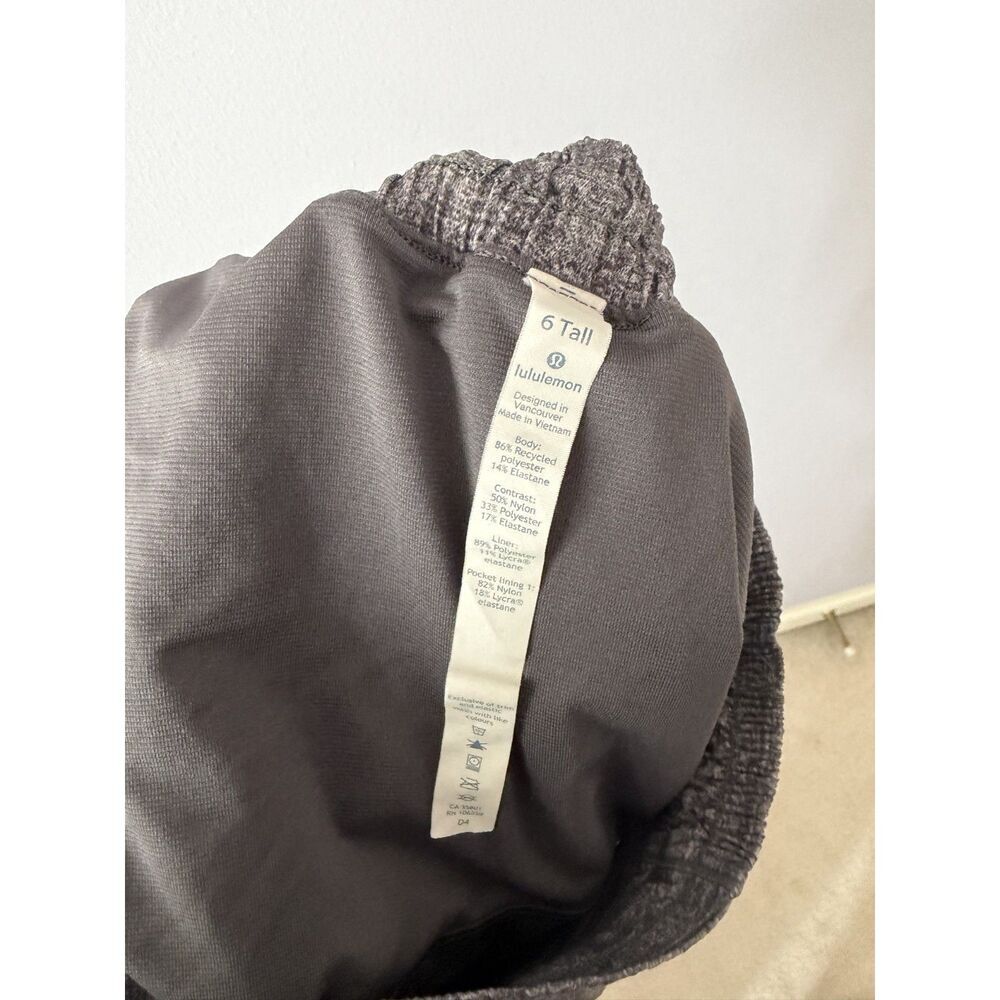 EUC Lululemon Short - Picture 4 of 6